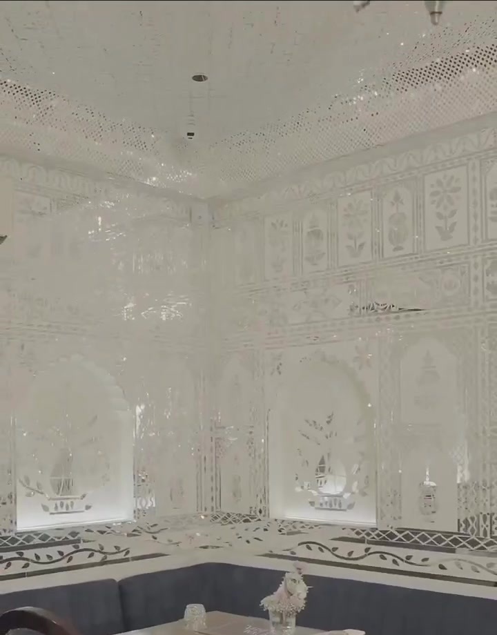 The mirrored Sheesh Mahal dining hall at The Royal Jharokha